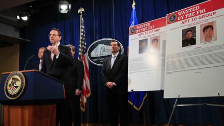 Rod Rosenstein, der stellvertretende Justizminister der USA, gibt mit FBI-Direktor Wray eine Pressekonferenz vor Bildern von zwei Chinesen, gegen die zunächst Anklage erhoben wurde.