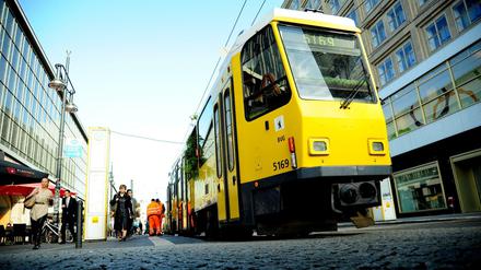 Fünf Stationen fuhr die Schwiegermutter unserer Autorin mit der M2, vom Alexanderplatz bis zur Marienburger Straße. 