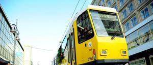 Fünf Stationen fuhr die Schwiegermutter unserer Autorin mit der M2, vom Alexanderplatz bis zur Marienburger Straße. 