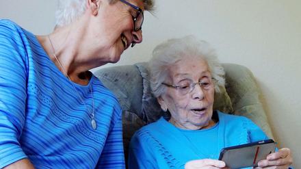 Käthe Kuhnert (r.) und ihre 74-jährige Schwiegertochter Dorit Jenoch.