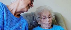 Käthe Kuhnert (r.) und ihre 74-jährige Schwiegertochter Dorit Jenoch.