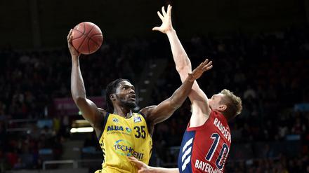 Der lange Arm von Alba Berlin. Landry Nnoko (links) gegen Bayerns Leon Radosevic.