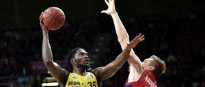 Der lange Arm von Alba Berlin. Landry Nnoko (links) gegen Bayerns Leon Radosevic.