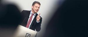 Viel Schatten liegt auf dem Geschäft der Deutschen Bank. Der Vorstandsvorsitzende Christian Sewing ist im April mit viel Vorschusslorbeeren im Amt gestartet - und muss nun eine der größten Krisen des Unternehmens meistern. 