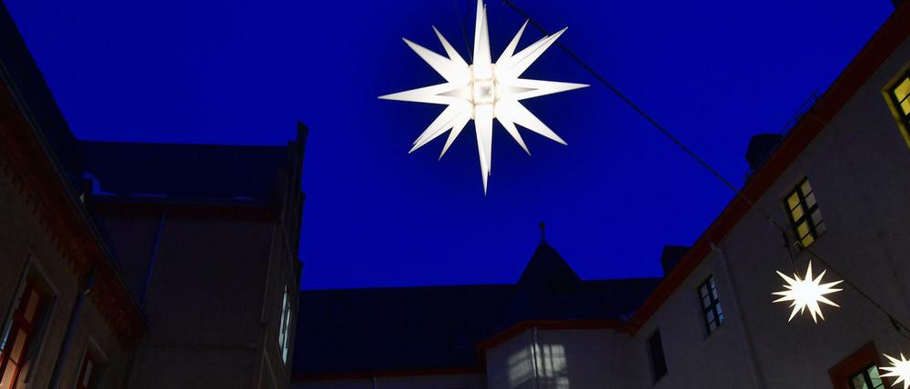 Hernnhuter Weihnachtssterne funkeln im Schlosshof von Schwarzenberg im Erzgebirge. 