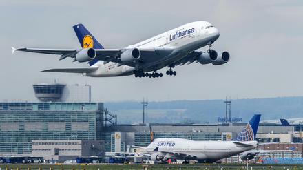 Ein Flugzeug Airbus der Lufthansa startet am 05.10.2015 auf dem Flughafen in Frankfurt am Main (Hessen).