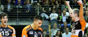 Am Ende konnten Sebastian Kühner (rechts) und seine Berliner Teamkollegen noch richtig jubeln.