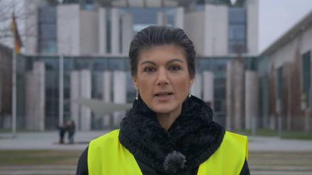 Sahra Wagenknecht in gelber Weste vor dem Kanzleramt.