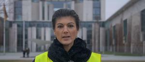 Sahra Wagenknecht in gelber Weste vor dem Kanzleramt.