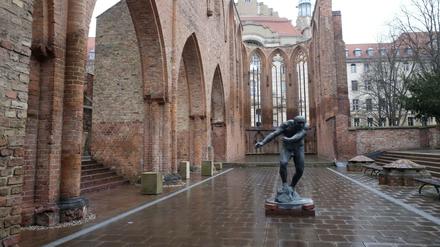 Waldemar Grzimek "Berserker" in der Klosterruine an der Grunerstraße in Berlin-Mitte.