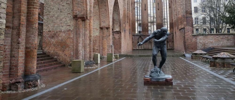Waldemar Grzimek "Berserker" in der Klosterruine an der Grunerstraße in Berlin-Mitte.