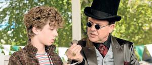 Baron Lefuet (Justus von Dohnányi, rechts) will Timms (Arved Friese) das Lachen abkaufen.