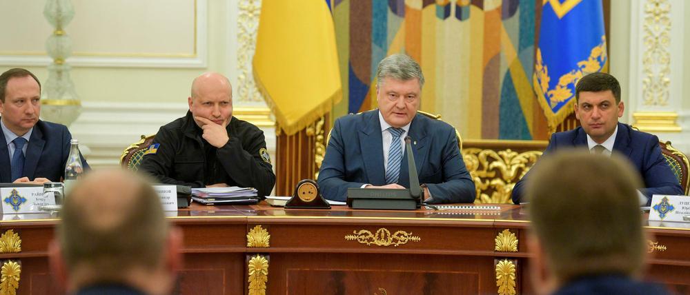 Der ukrainische Präsident Petro Poroschenko (Mitte)