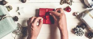 Männer lassen eher im Laden einpacken, haben Wissenschaftler herausgefunden.