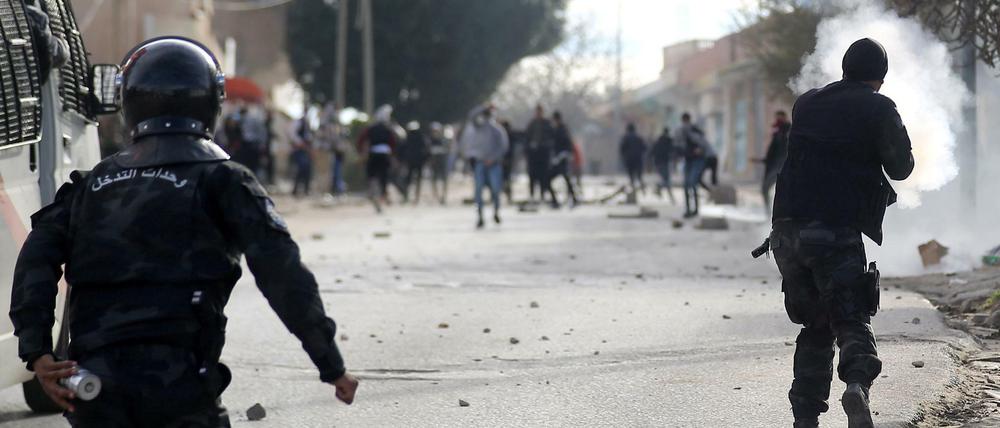 Polizisten und Demonstranten in Kasserine.