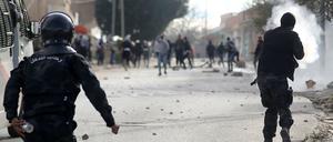 Polizisten und Demonstranten in Kasserine. 