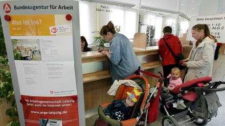 Mütter mit Kindern stellen Anträge in der Bundesagentur in Leipzig.