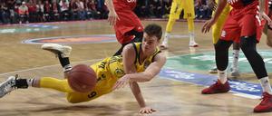 Auf einmal ein Großer. Stefan Jovic (l) und Marvin Ogunsipe (r) von München hatten viel zu tun mit Jonas Mattisseck.