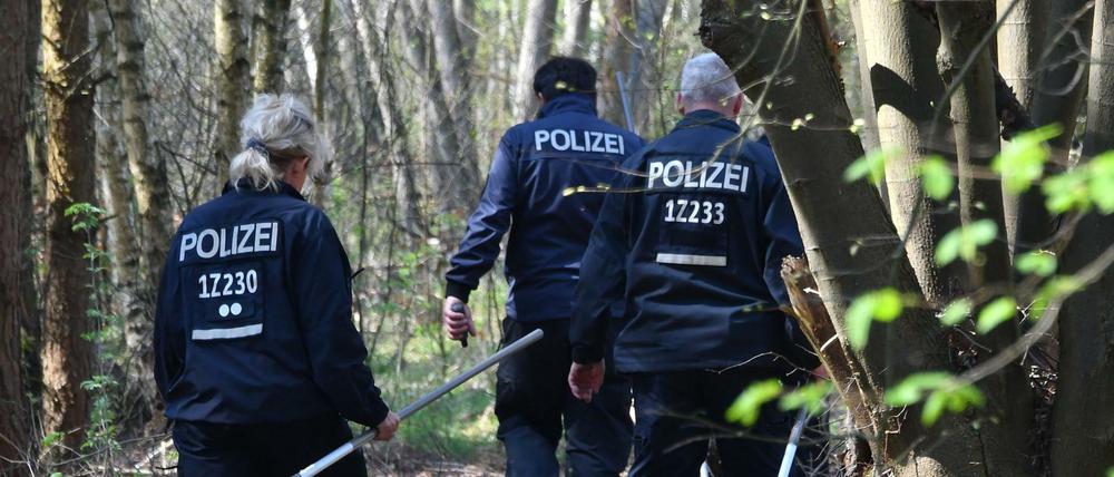 Polizeibeamte suchen nach Spuren eines vermissten Mädchens