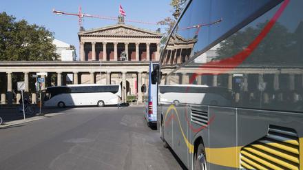  Immer wieder gibt es Beschwerden über die Reisebusse vor dem Neuen Museum auf der Berliner Museumsinsel.