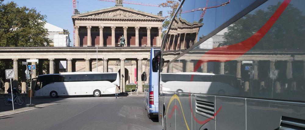Immer wieder gibt es Beschwerden über die Reisebusse vor dem Neuen Museum auf der Berliner Museumsinsel.