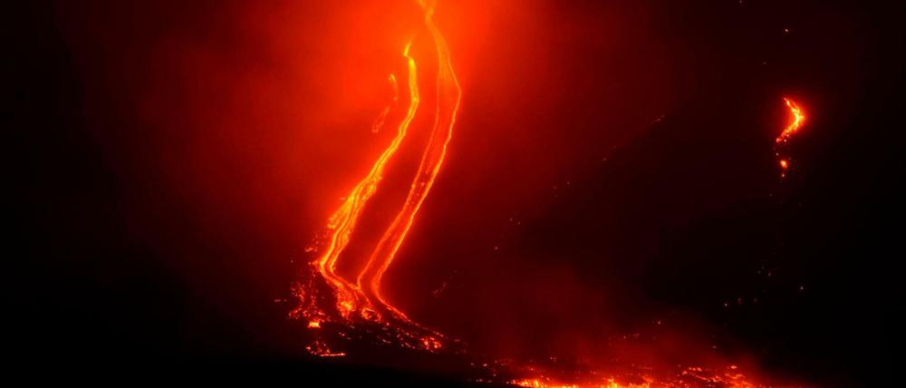 Lava fließt aus dem Vulkan Ätna. Der jüngste Ausbruch des Vulkans Ätna auf Sizilien hält an.