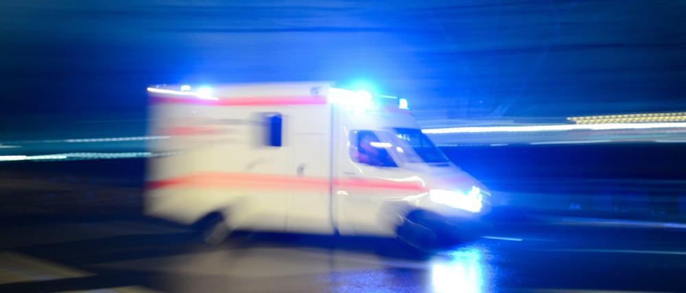 Ein Rettungswagen mit Blaulicht. (Symbolbild)