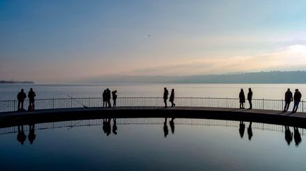 Entspannung ist wichtig - nicht nur zu Weihnachten. Spaziergänger genießen die besinnliche Stimmung am Zürichsee. 