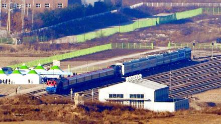 Züge aus Südkorea und Nordkorea stehen an der Panmun Station. In einem weiteren Schritt der Annäherung haben beide die Wiederherstellung ihrer Eisenbahn- und Straßenverbindungen über die Grenze eingeleitet. 