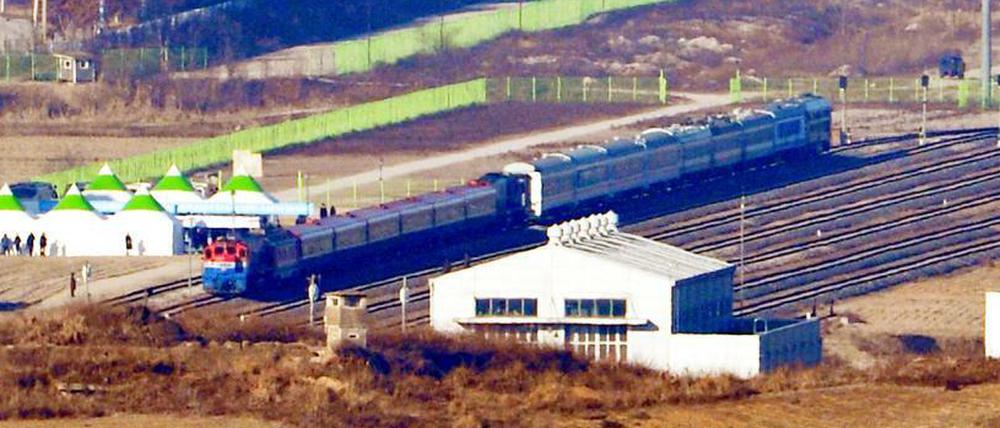 Züge aus Südkorea und Nordkorea stehen an der Panmun Station. In einem weiteren Schritt der Annäherung haben beide die Wiederherstellung ihrer Eisenbahn- und Straßenverbindungen über die Grenze eingeleitet.