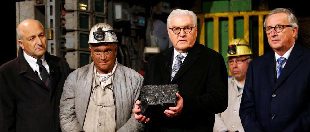 Grubengold. Bergmann Jürgen Jakubeit hat Bundespräsidenten Frank Walter Steinmeier das letzte Stück Kohle übergeben (links RAG-Chef Peter Schrimpf, rechts EU-Kommissionspräsident Jean Claude Juncker). 