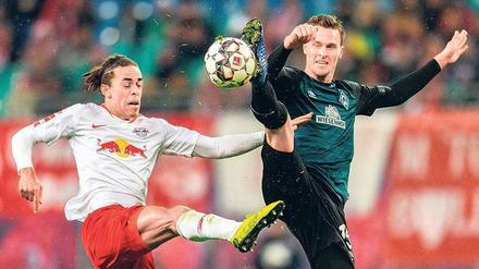 Choreo mit Ball. Leipzigs Yussuf Poulsen (links) und Bremens Sebastian Langkamp zeigten in ihrem Duell Kampf und Kunst. 