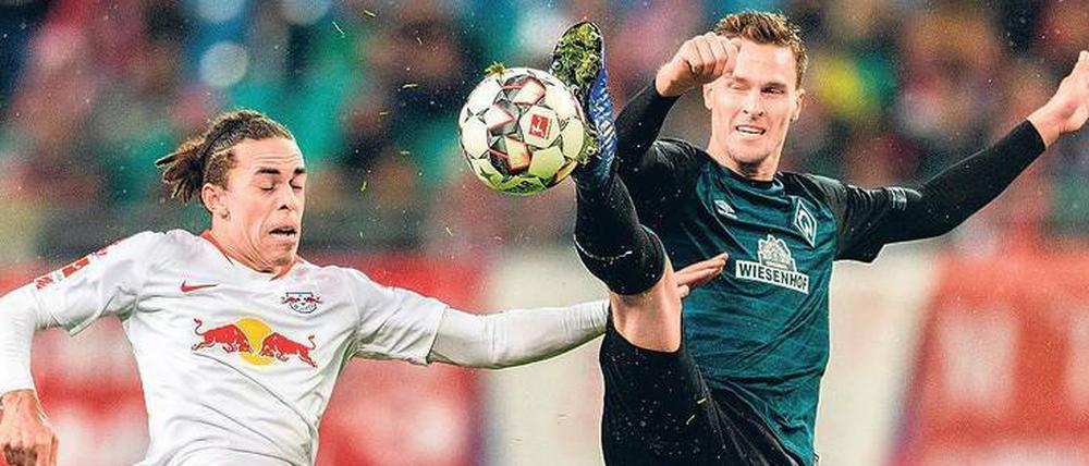 Choreo mit Ball. Leipzigs Yussuf Poulsen (links) und Bremens Sebastian Langkamp zeigten in ihrem Duell Kampf und Kunst.