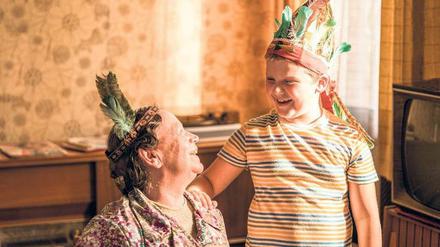 Ein Indianer kennt keinen Schmerz. Oma Bertha (Ursula Werner) kümmert sich um Hans-Peter (Julius Weckauf) und seinen Bruder.
