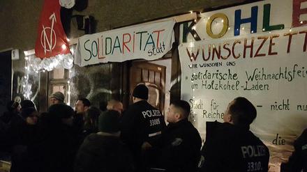 Polizisten stellen sich vor den ehemaligen Holzkohleladen in der Neuköllner Wipperstraße. Aktivisten wollen diesen besetzen.
