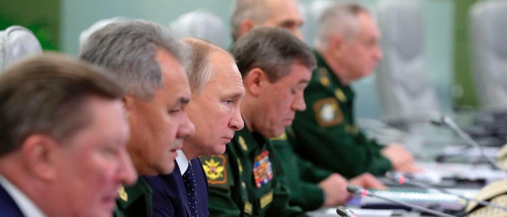 Der russische Präsident Wladimir Putin im Kontrollraum des Verteidigungsministeriums in Moskau