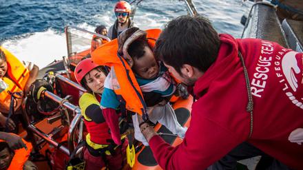 Rettung von Geflüchteten aus einem Boot
