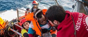 Rettung von Geflüchteten aus einem Boot