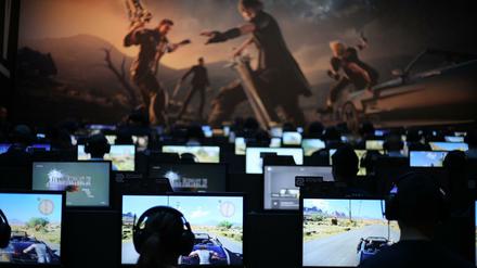 Besucher der Gamescom testen ein Spiel.