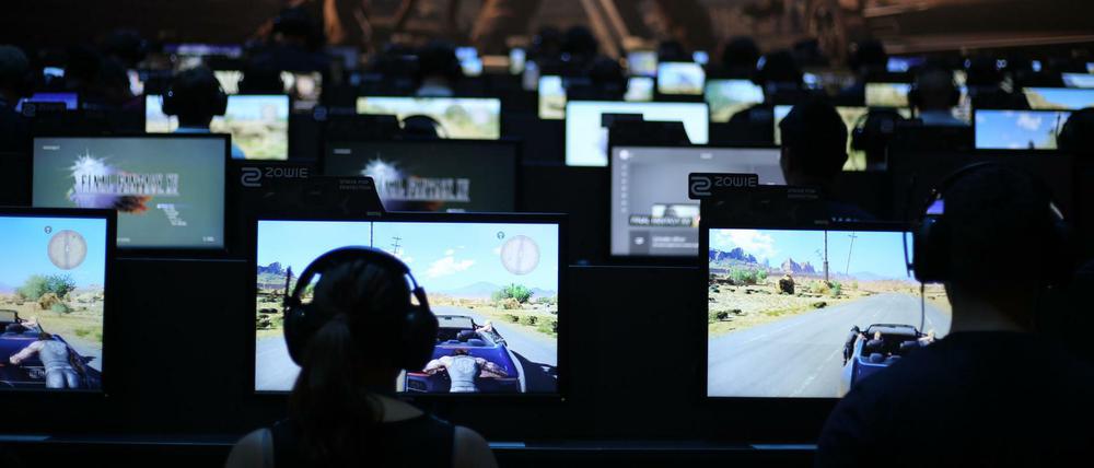 Besucher der Gamescom testen ein Spiel. 