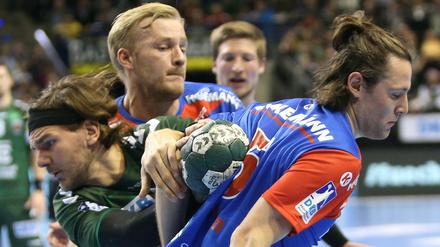 Ein letzter Kraftakt. Erik Schmidt von den Füchsen wird von zwei Erlangern gestoppt. 