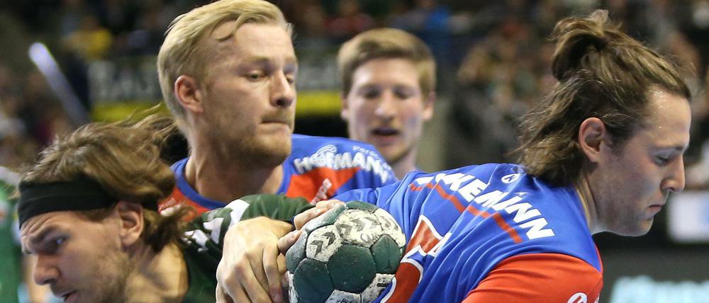 Ein letzter Kraftakt. Erik Schmidt von den Füchsen wird von zwei Erlangern gestoppt.
