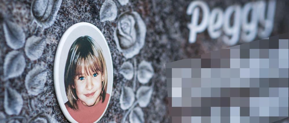 Ein Gedenkstein mit dem Porträt des Mädchens Peggy auf dem Friedhof. 
