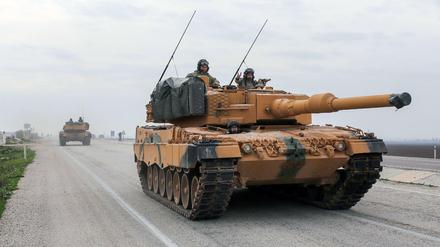 Ein türkischer Panzer vom Typ Leopard 2A4 fährt im Januar 2018 in der Nähe der syrischen Grenze auf einer Straße. 