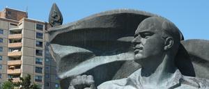 Das Ernst-Thälmann-Denkmal ist dem ehemaligen Vorsitzenden der Kommunistischen Partei Deutschlands (KPD) gewidmet.