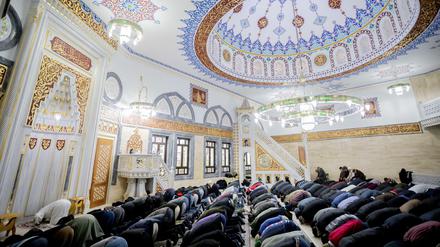 Gläubige beten beim Freitagsgebet in der Mevlana-Moschee in Kreuzberg. 
