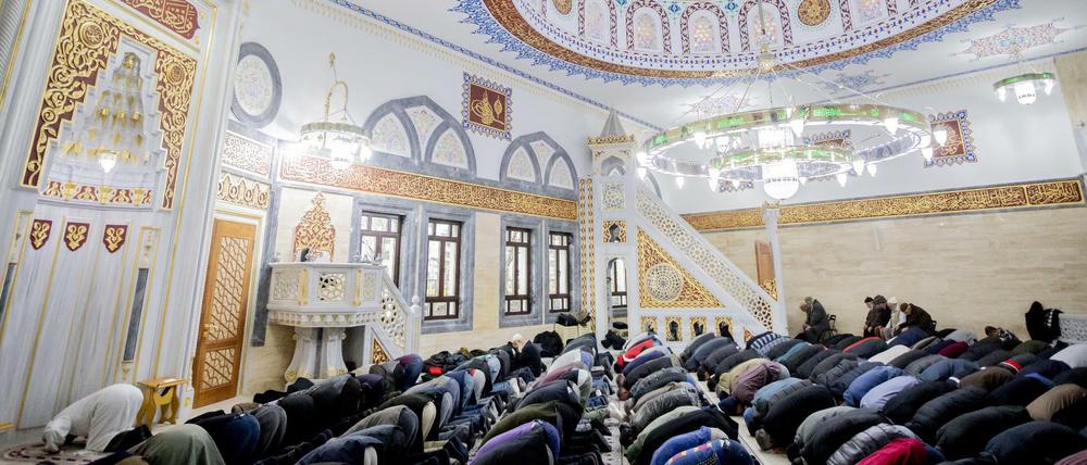Gläubige beten beim Freitagsgebet in der Mevlana-Moschee in Kreuzberg.