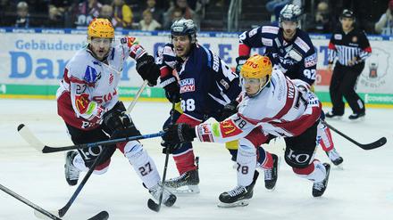 Mittendrin statt nur dabei. James Sheppard (Mitte) steuerte einen Treffer zum Heimsieg der Eisbären bei.