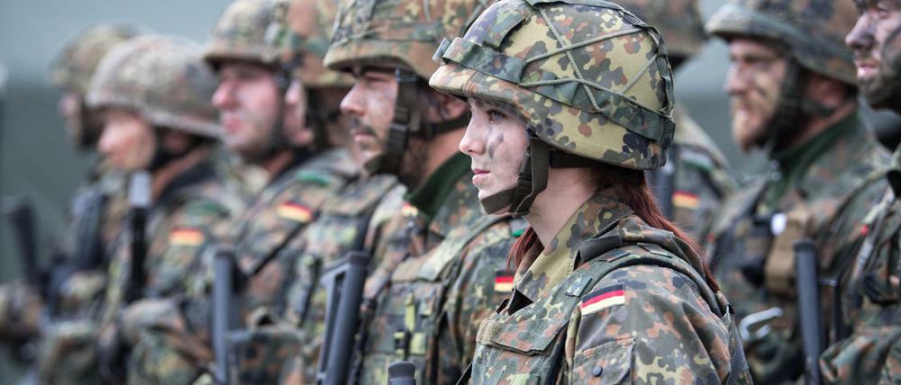 Eine deutsche Bundeswehr-Soldatin steht zusammen mit ihrem Kameraden bei dem von der Bundeswehr angeführten Nato-Bataillon auf dem Militärstützpunkt in Rukla.