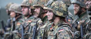 Eine deutsche Bundeswehr-Soldatin steht zusammen mit ihrem Kameraden bei dem von der Bundeswehr angeführten Nato-Bataillon auf dem Militärstützpunkt in Rukla.